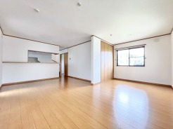 １階は将来的に間仕切りが可能なLDKプラス洋室の組み合わせです。ご家族やライフスタイルに合わせた活用が可能です。