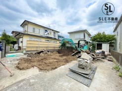 駐車並列2台可能なため、お車の出入りが多い方も安心出来そうです。前面は約4.8mの接道がございますので、お車の運転が少し心配な方も落ち着いて駐車することが出来そうです。