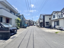 見通しの良い広い前面道路です。駐車の苦手な方も安心です。