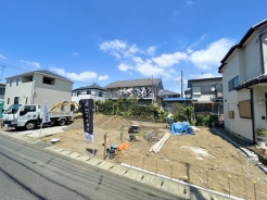全棟２台駐車可能で、南面からは心地よい日差しが差し込みます。ご希望のお客様には、同施工社の完成済み物件にもご案内いたします。