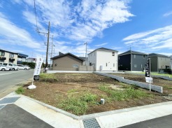 前面道路は比較的交通量が少なく、落ち着いて駐車していただけます。