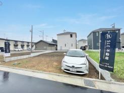 前面道路は比較的交通量が少なく、落ち着いて駐車していただけます。
