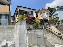 高台に位置する邸宅です