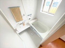 窓の付いた浴室で換気もGood！！
日頃の疲れを湯船につかって癒してあげてください♪