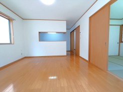 リビングからキッチンの様子もうかがえます。