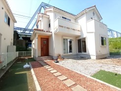 前面道路も交通量が少なく小さなお子様にとっても安心のロケーションです。
