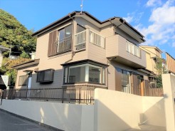 南ひな壇の小高い分譲地の一角に佇む、広々再生住宅です。