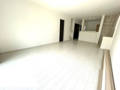 ◆家族が集うリビングは、陽の明かりも入り明るいリビングになります。
◆家族団らんの時間も増えそうなくつろぎのＬＤＫ
◆１９帖の広いリビングは家族のだんらんはもちろん、お子様のリビング学習にもぴったり

