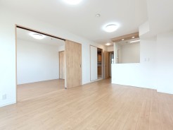 ここにはみんなが集い、食事と楽しい会話が始まる。話に夢中になりすぎて、ついつい時を忘れてしまう。そんな束の間の幸せを感じさせてくれる場所。
