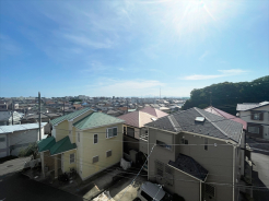 バルコニーからの眺望は良好で、海や山も見えます。