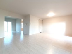 このお部屋自慢の約19帖の大空間リビングです♪
お友達を呼んでのホームパーティーなどの時には、開けて広々使う等、使い勝手がとても良いです♪
