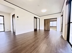来客の際には、LDKと和室の間の扉を開けることで、開放感あふれる空間に！
どちらの居室にも大きな窓がある為、リビング全体が明るい陽光に包まれます。
