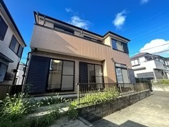 外壁が周囲の街並みと青空に生えるお洒落な外観！
周囲には高い建物のない一低層エリア。
青い空が大きく感じますね。
