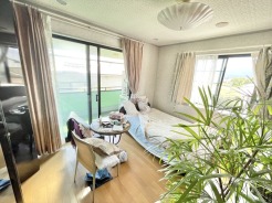 窓の多い居室の為、明るい居室です。