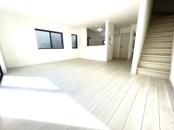 家族が集うリビングは、陽の明かりも入り明るいリビングになります。
家族団らんの時間も増えそうなくつろぎのＬＤＫ
