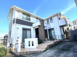 北東・北西角地に立地する2007年築の4ＬＤＫ中古戸建です。