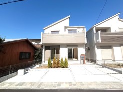 光と風を誘う窓やバルコニーが、快適な住空間を感じさせる
全8棟販売最終１棟　8号棟