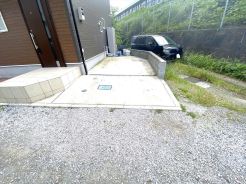カースペース２台付き。バイクやお車、自転車など置くことができます。
