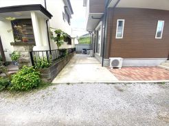 物置を奥に置くことが出来ますので、タイヤの保管や、普段使わない物の整理にお使いください。
