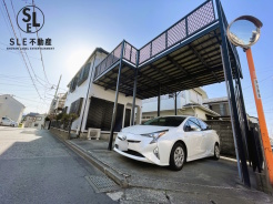 二方道路の角地住宅
駐車場も並列２台駐車可能で広々と使うことができます。自然豊かな閑静な住宅街でのびやかな暮らしをお楽しみください。
