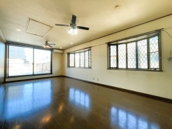 約２０帖以上の広々としたリビングルームで家族でおくつろぎの時間をお楽しみください。