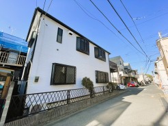 角地は通常、周囲からの遮蔽が少ないため、日当たりや風通しの良さが特徴です。これにより、居住空間が明るく快適に保たれます。