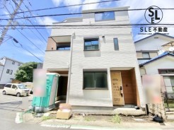 大切なお車やバイクやを雨から比較的お守りしてくれそうです。後方に整備道具を置いて、休日はお車バイクいじりなどもできそうですね。

