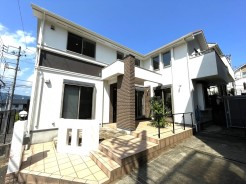小田急線「秦野」駅徒歩13分。駅まで徒歩圏内で玄関とリビングに吹抜の付いた４LDK住宅となっております。ぜひ一度現地にてご覧ください。