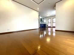 1階にあるＬＤＫ24.1帖は3面採光のとれた明るいリビングです♪