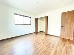 1階洋室8帖のお部屋。全居室2面採光のとれた明るいお部屋となっています♪
