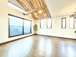 レッドシダー板張り、シーリングファン、スポットライト設置◎