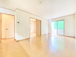 リビングでくつろぐも良し。和室でくつろぐも良し。ゆったりとお過ごしいただける素敵な一階フロアです。