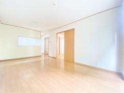 １５．５帖のリビング横には、６．０帖の和室スペースもございます。広々とした間取ですね。

