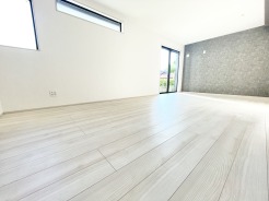 リビングにはアクセントクロスが使用されており、お洒落な空間となっています。