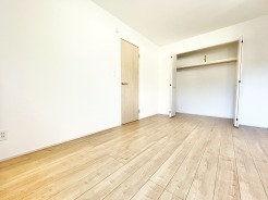 2階洋室6.37帖のお部屋。2面採光の取れた明るいお部屋です。