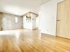 ＬＤＫ一部にアクセントクロスが使用されており、お洒落な空間となっています。