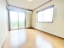 洋室6帖は2面採光のとれた間取りのため、北側でも明るいお部屋です。