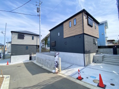 前面は、4.5m～5.0mの幅員を確保されております。また、通り抜けの出来ない前面となっておりますのでちいさなお子様のいらっしゃる方でも比較的安心できそうです。
