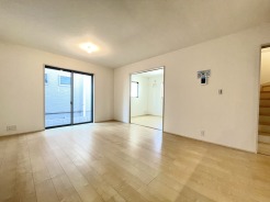 隣の部屋を開けておけば、リビングをより開放的にご活用いただけます◎
