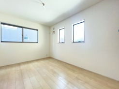 1階洋室6.5帖のお部屋。各居室収納付きのため、お部屋を最大限有効活用していただけます。