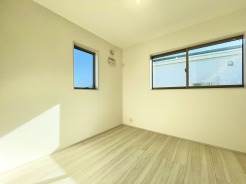 2階洋室5帖のお部屋。各居室収納つきのため、お部屋を最大限有効活用していただけます。