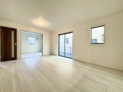1階洋室との引き戸を開けておけばリビングをより開放的にご活用いただけます◎