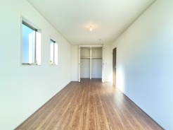 2階洋室9帖のお部屋には季節物の入れ替えがラクラクのウォークインクローゼット収納付き◎