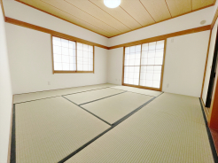 2階和室8帖のお部屋から南向きバルコニーに出ることができます。