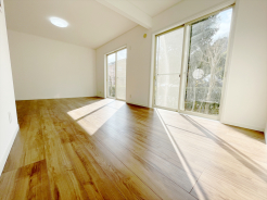 豊かな自然に囲まれたお庭付きの一戸建です。