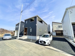 前面道路は通り抜けができないため、駐車時は落ち着いて駐車いただけます◎
