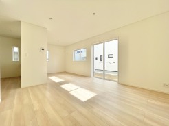 南側からの日差しが入るため、日中は明るくあたたかいリビングです◎