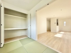 1階洋風和室4帖は引き戸を開けておけば、リビングをより開放的にご活用いただけます◎