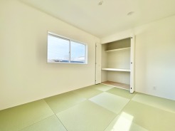 1階洋風和室6帖の引き戸を開けておけば、リビングをより開放的にご活用いただけます◎