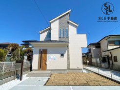 お庭もあり開放的な現地はセンスある外観で存在感がございます。長期優良住宅のおすすめ新築戸建です。